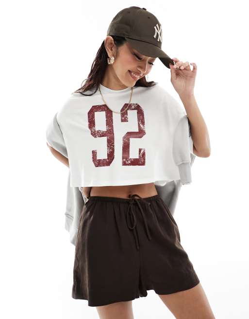 Miss Selfridge – Kurzes T-Shirt in Weiß mit 92-Grafik
