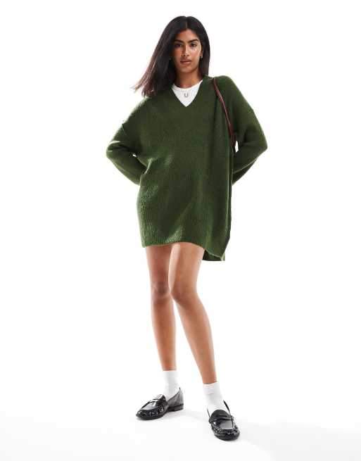 Miss Selfridge – Kurzes, weit geschnittenes Strickkleid in Khaki mit V-Ausschnitt, 2 von 4