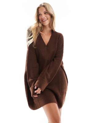 Miss Selfridge - Kurzes, weit geschnittenes Strickkleid in Schokobraun mit V-Ausschnitt-Brown