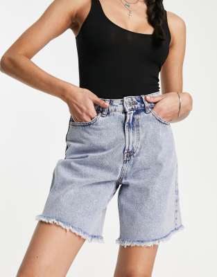 Miss Selfridge - Lang geschnittene Jeans-Shorts in Acid-Waschung-Blau