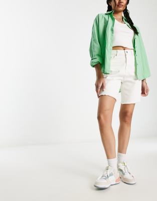 Miss Selfridge - Lang geschnittene Jeans-Shorts in Ecru-Neutral