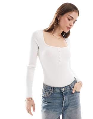 Miss Selfridge - Langärmliger Henley-Body in Elfenbein mit U-Ausschnitt und Druckknopfleiste-Weiß