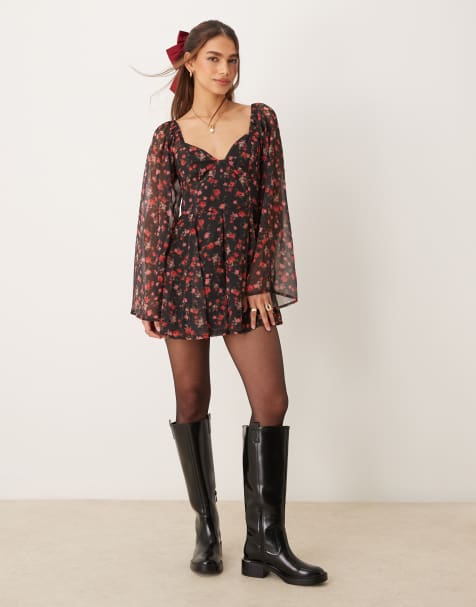Miss Selfridge – Langärmliger Playsuit in Schwarz mit Blümchenmuster - view 1
