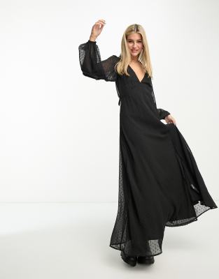 Miss Selfridge - Langärmliges Chiffon-Maxikleid in Schwarz mit Punktestruktur-Black