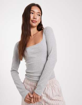 Miss Selfridge - Langärmliges, geripptes Oberteil in Hellgrau mit eckigem Ausschnitt