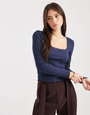 Miss Selfridge - Langärmliges, geripptes Oberteil in Marineblau mit eckigem Ausschnitt