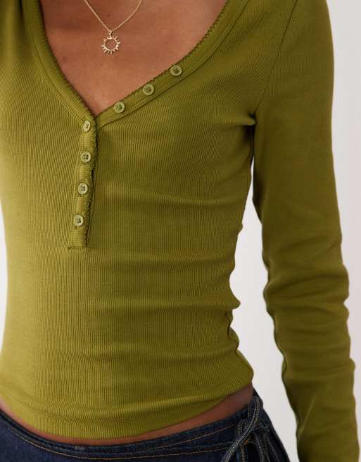 Miss Selfridge – Langärmliges Henley-Oberteil in Olivgrün mit V-Ausschnitt, 3 von 4