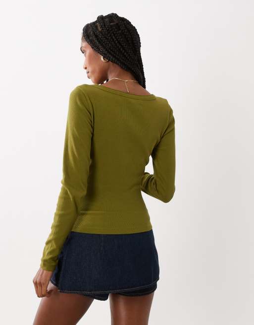 Miss Selfridge – Langärmliges Henley-Oberteil in Olivgrün mit V-Ausschnitt, 4 von 4