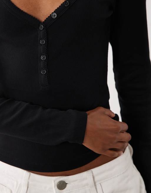 Miss Selfridge – Langärmliges Henley-Oberteil in Schwarz mit V-Ausschnitt, 3 von 4