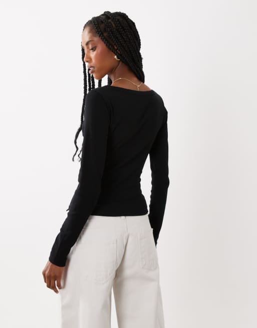 Miss Selfridge – Langärmliges Henley-Oberteil in Schwarz mit V-Ausschnitt, 4 von 4