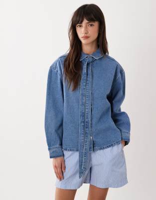 Miss Selfridge - Langärmliges Jeanshemd mit Schleife-Blau