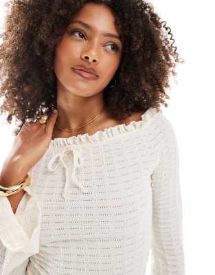 Miss Selfridge - Langärmliges Jersey-Oberteil in Creme mit Strukturmuster und ausgestellten Ärmeln-Bunt