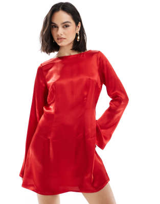 Miss Selfridge - Langärmliges Kleid aus Satin in Rot mit ausgestellter Passform