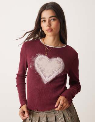 Miss Selfridge - Langärmliges, knapp geschnittenes T-Shirt mit Herz-Motiv-Rot