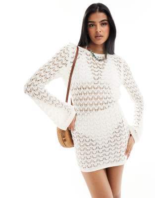 Miss Selfridge - Langärmliges Minikleid aus Häkelstoff in Creme mit Rückenausschnitt-Weiß