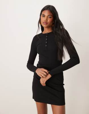 Miss Selfridge - Langärmliges Minikleid in Schwarz mit Henley-Druckknöpfe-Ausschnitt