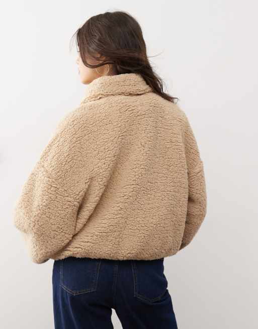 Miss Selfridge – Langärmliges Oberteil aus Teddyfell in hellem Camel mit Reißverschluss, 4 von 4