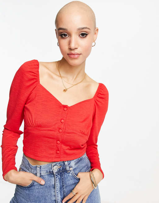 Miss Selfridge – Langärmliges Oberteil in Rot mit kurzem Schnitt, Knopfleiste und Ziernaht