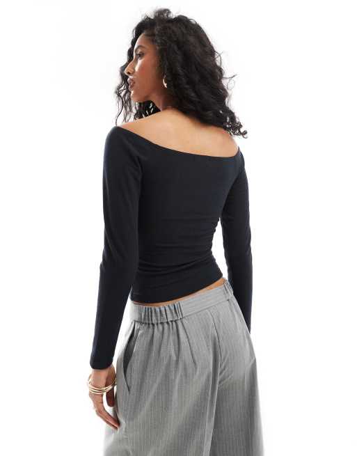 Miss Selfridge – Langärmliges, schulterfreies Oberteil in Schwarz mit V-Ausschnitt, 4 von 4