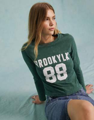 Miss Selfridge - Langärmliges Shirt in verwaschenem Grün mit „Brooklyn"-Grafikprint