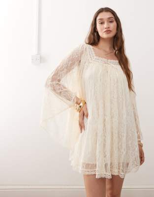 Miss Selfridge - Langärmliges Spitzen-Kleid in Creme-Neutral