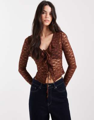 Miss Selfridge - Langärmliges Spitzen-Oberteil in Braun mit Rüschendetail-Brown