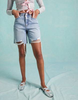 Miss Selfridge - Lange Boyfriend-Jeansshorts in verwaschenem Blau