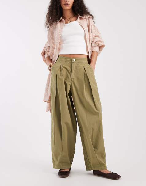 Miss Selfridge – Lässige Hose in Khaki mit abgerundetem Beinschnitt - view 1