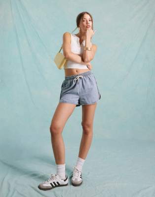 Miss Selfridge - Laufshorts aus Denim in hellblauer Waschung