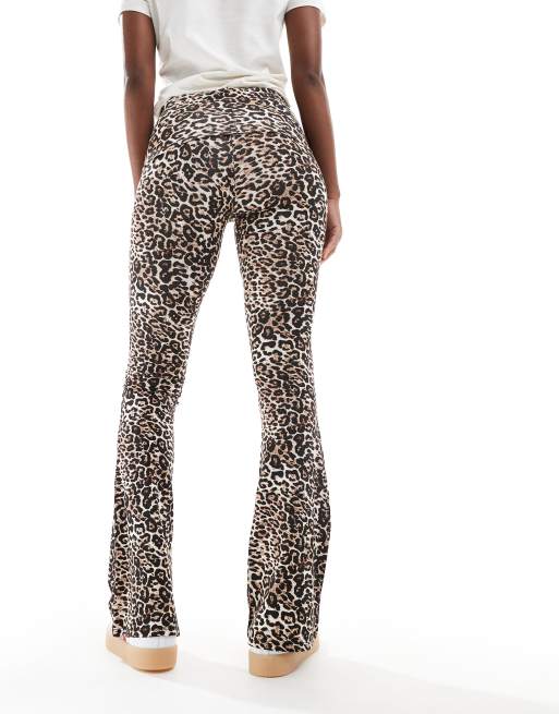Miss Selfridge - Legging évasé avec large taille basse effet rabattu - Imprimé léopard, 3 de 5