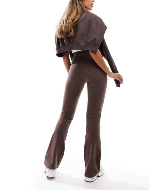 Miss Selfridge - Leggings svasati color cioccolato con davanti a V, 3 di 5