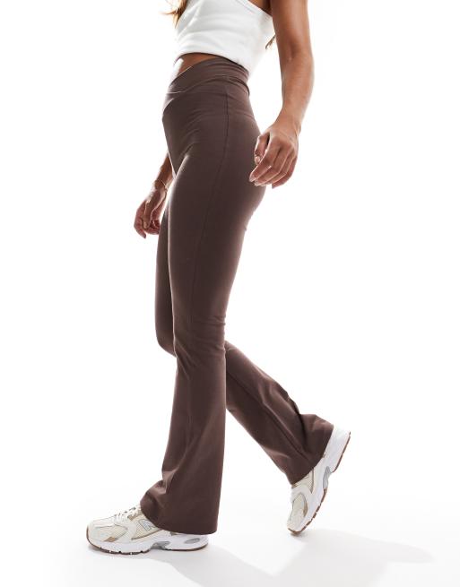 Miss Selfridge - Leggings svasati color cioccolato con davanti a V, 5 di 5