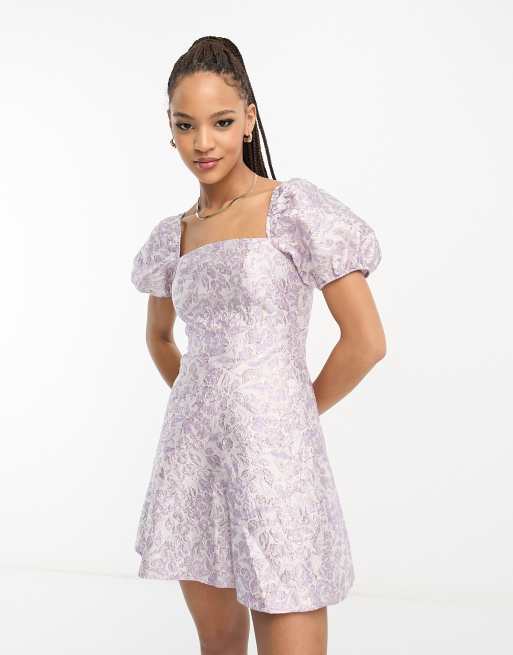 Miss Selfridge – Liliowa gorsetowa sukienka mini z bufkami w żakardowy wzór 