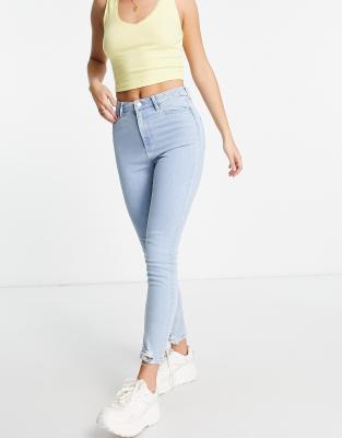 Miss Selfridge - Lizzie - Eng geschnittene Jeans in hellblauer Waschung mit ausgefranstem Saum