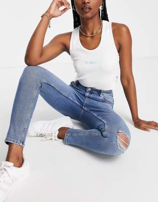 Miss Selfridge - Lizzie - Zerrissene Authentic-Jeans in mittelblauer Waschung mit engem Schnitt und hohem Bund