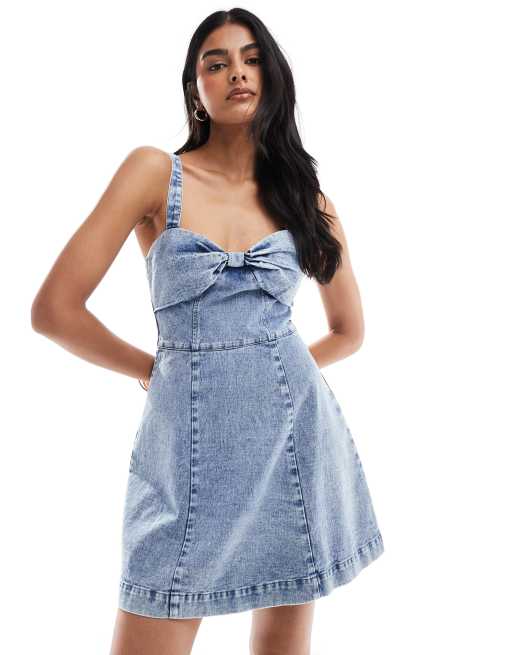 Miss Selfridge – Ljusblå miniklänning i denim med rosett 