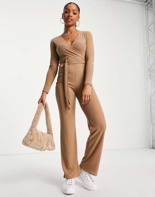 Miss Selfridge – Ljusbrun, långärmad jumpsuit med omlott framtill