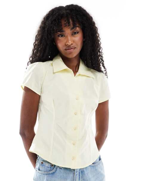 Miss Selfridge – Ljusgul, figurnära skjorta med korta ärmar - view 1