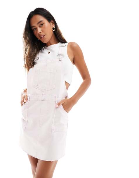 Miss Selfridge – Ljusrosa, stentvättad miniklänning i denim och hängseldesign - view 1