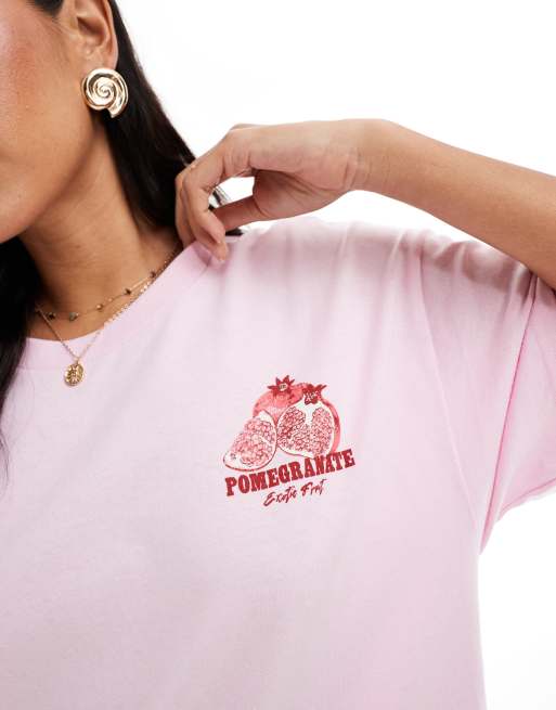 Miss Selfridge – Ljusrosa t-shirt i oversize med vinrött granatäpple-tryck, 2 av 4