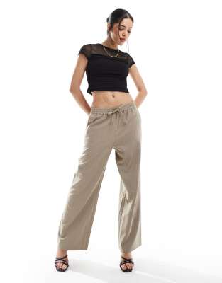 Miss Selfridge - Locker geschnittene Jogginghose in Hellbraun mit Nadelstreifen