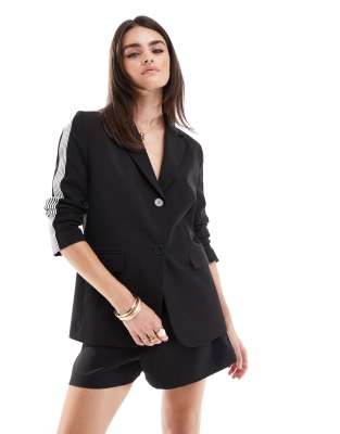 Miss Selfridge - Locker geschnittener Blazer in Schwarz mit seitlichem sportlichem Streifendetail