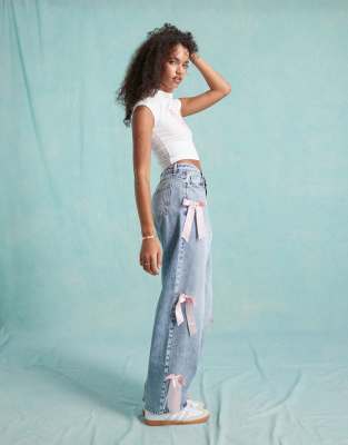 Miss Selfridge - Lockere Jeans mit Acid-Waschung und kontrastierenden Schleifen aus Satin-Blau