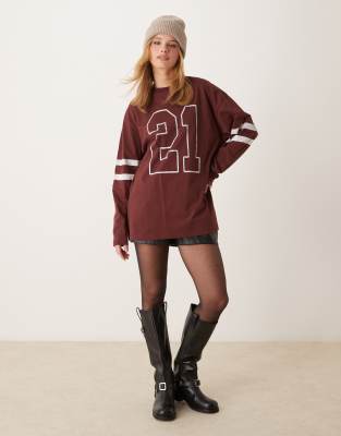 long sleeve graphic varsity tee in chocolate-Brown