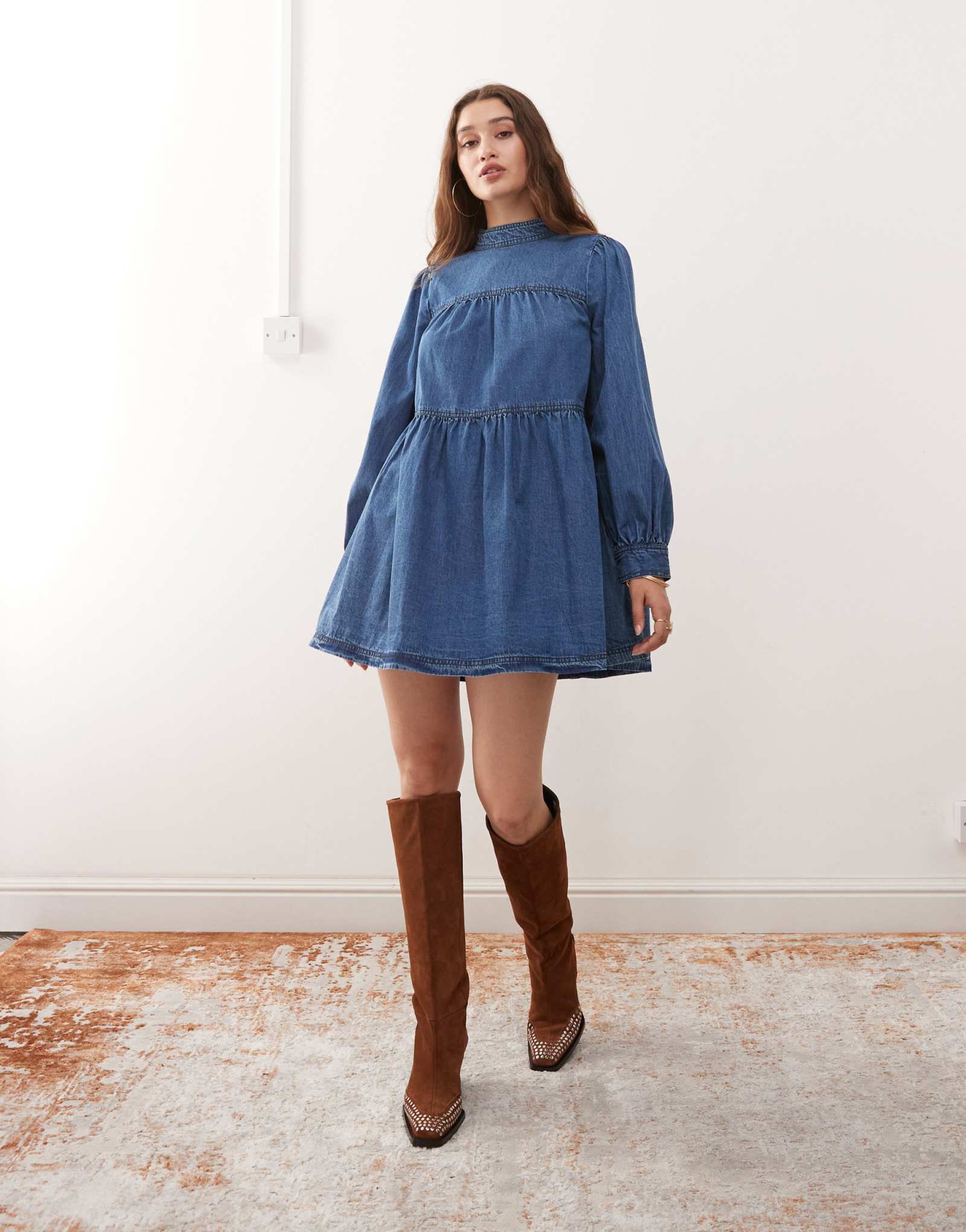 Платье мисс Селфридж с длинным рукавом и высоким воротом цвета индиго.