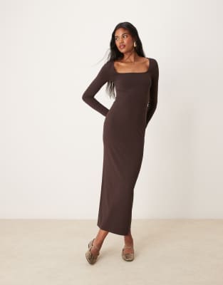 long sleeve scoop neck maxi dress in chocolate-Brown