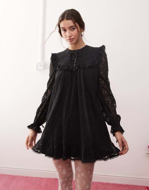 Miss Selfridge – Luźna koronkowa sukienka ze wstążkami w czarnym kolorze