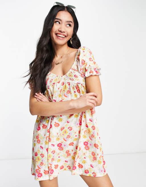 Miss Selfridge – Luźna sukienka z ozdobnym dekoltem w kwiatowy wzór w stylu retro 