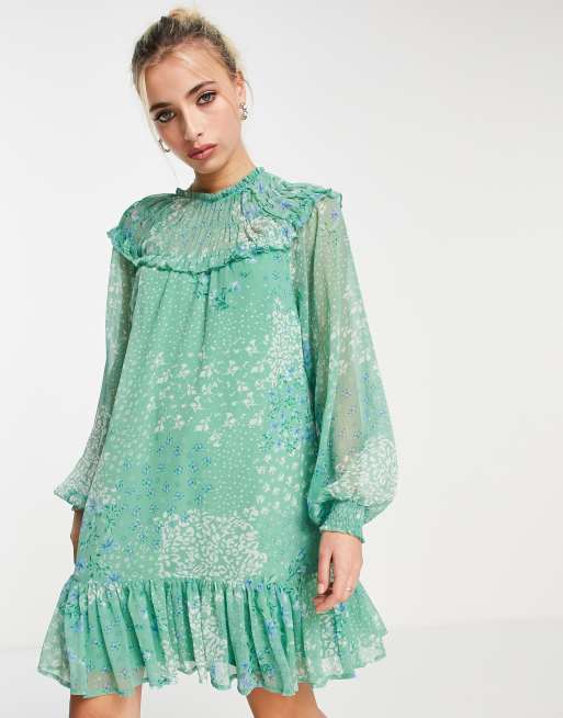 Miss Selfridge – Luźna szyfonowa sukienka w kolorze zielonym, z falbanką na karczku w patchworkowy wzór