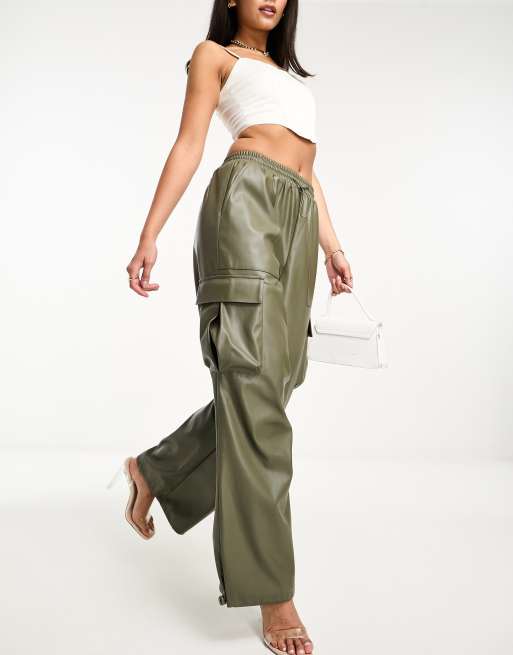Miss Selfridge – Luźne bojówki z imitacji skóry w kolorze khaki